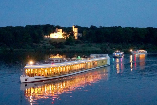 NSI Korso vor dem Schoß Babelsberg (WEISSE FLOTTE Potsdam).jpg