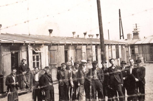 Barackenlager für Kriegsgefangene mit Stacheldrahtzaun in Berlin, 1943 © Dokumentationszentrum NS-Zwangsarbeit, Sammlung Berliner Geschichtswerkstatt